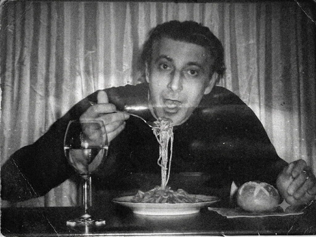 Spaghetti-Genuss in Schwarz-Weiß